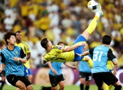 1xBit体育活动-中西方球队实力对决，足球比赛赛场上擦出火花