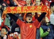 1xBit体育链接-比赛场上掀起风云，球迷热情高涨加油助威