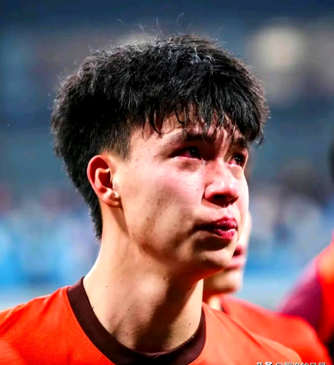 国际赛事结局吸引目光，球员表现褒贬不一
