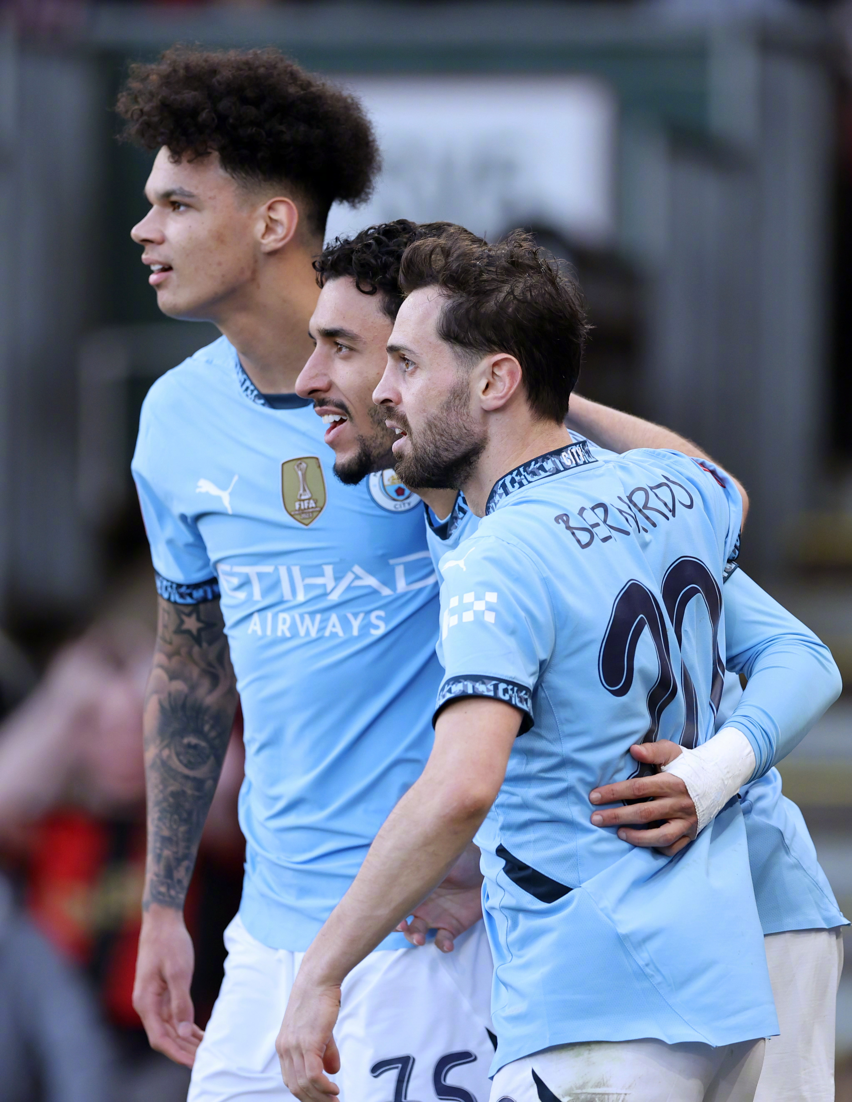 英格兰球队成功晋级足球亚洲杯半决赛