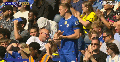 切尔西前锋创造进球良机,球迷欢呼雀跃 切尔西前锋创造进球良机,球迷欢呼雀跃