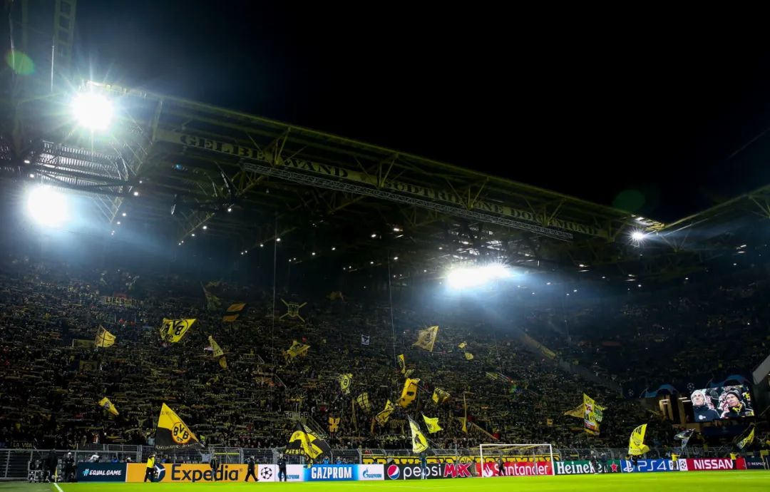 世界足球盛事开幕仪式璀璨绚烂，球迷狂热欢呼的简单介绍