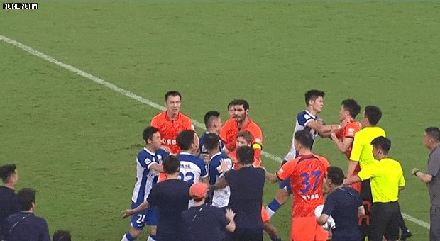 比赛犯规频繁,场面混乱不断 比赛犯规频繁,场面混乱不断