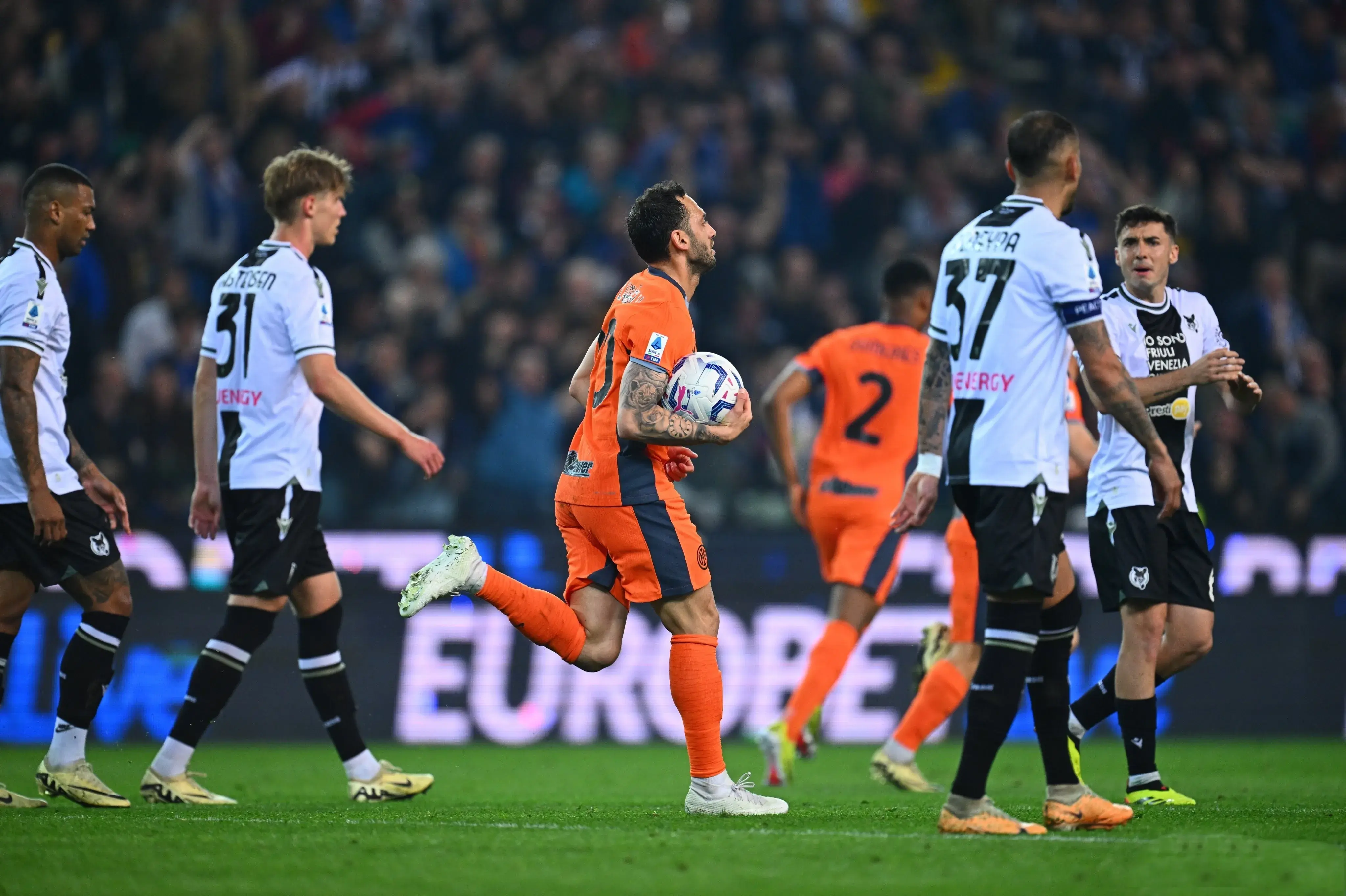 意甲豪门豪取大胜，领跑积分榜