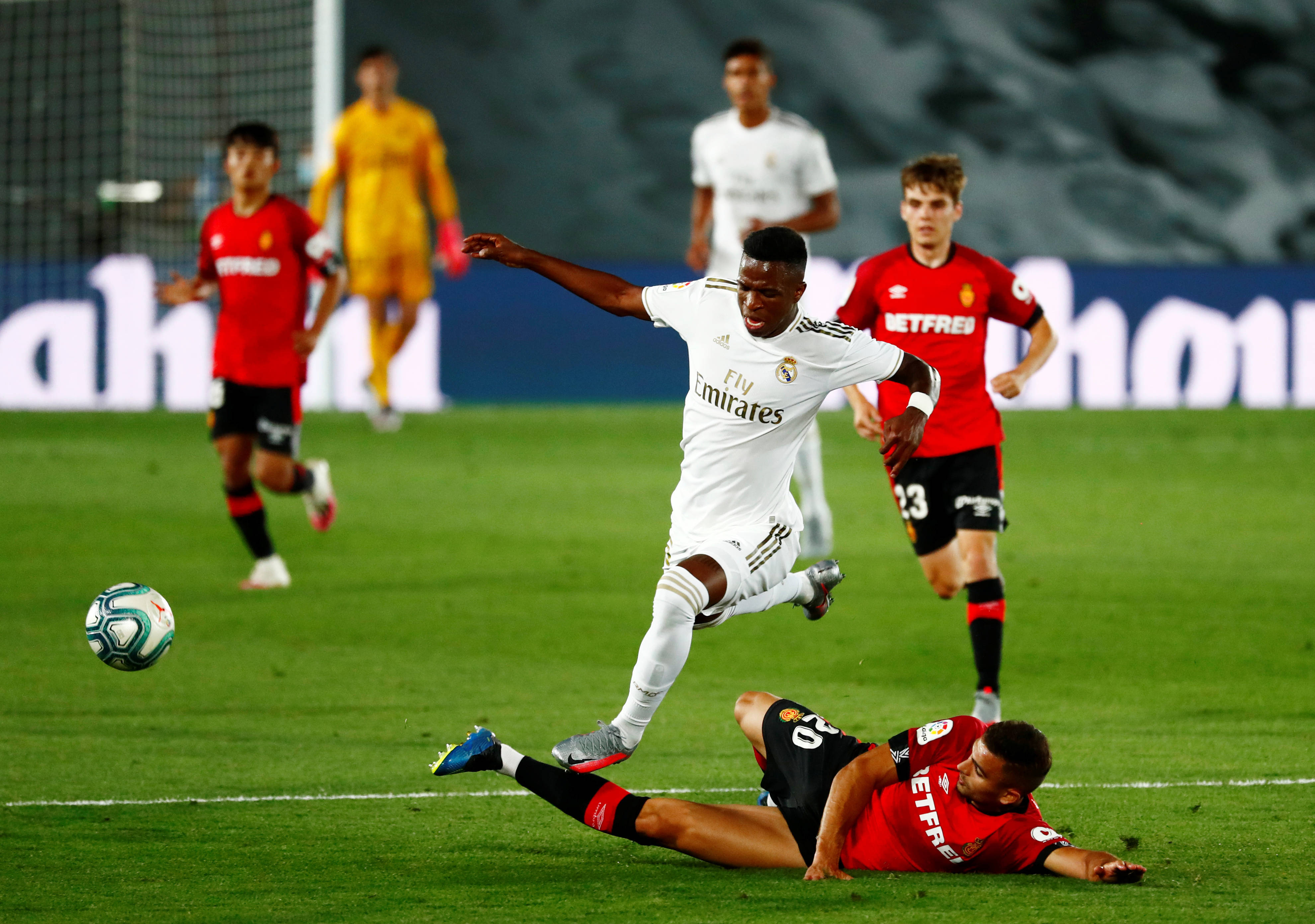 马德里竞技官方宣布签下法国后卫，将强化防线实力