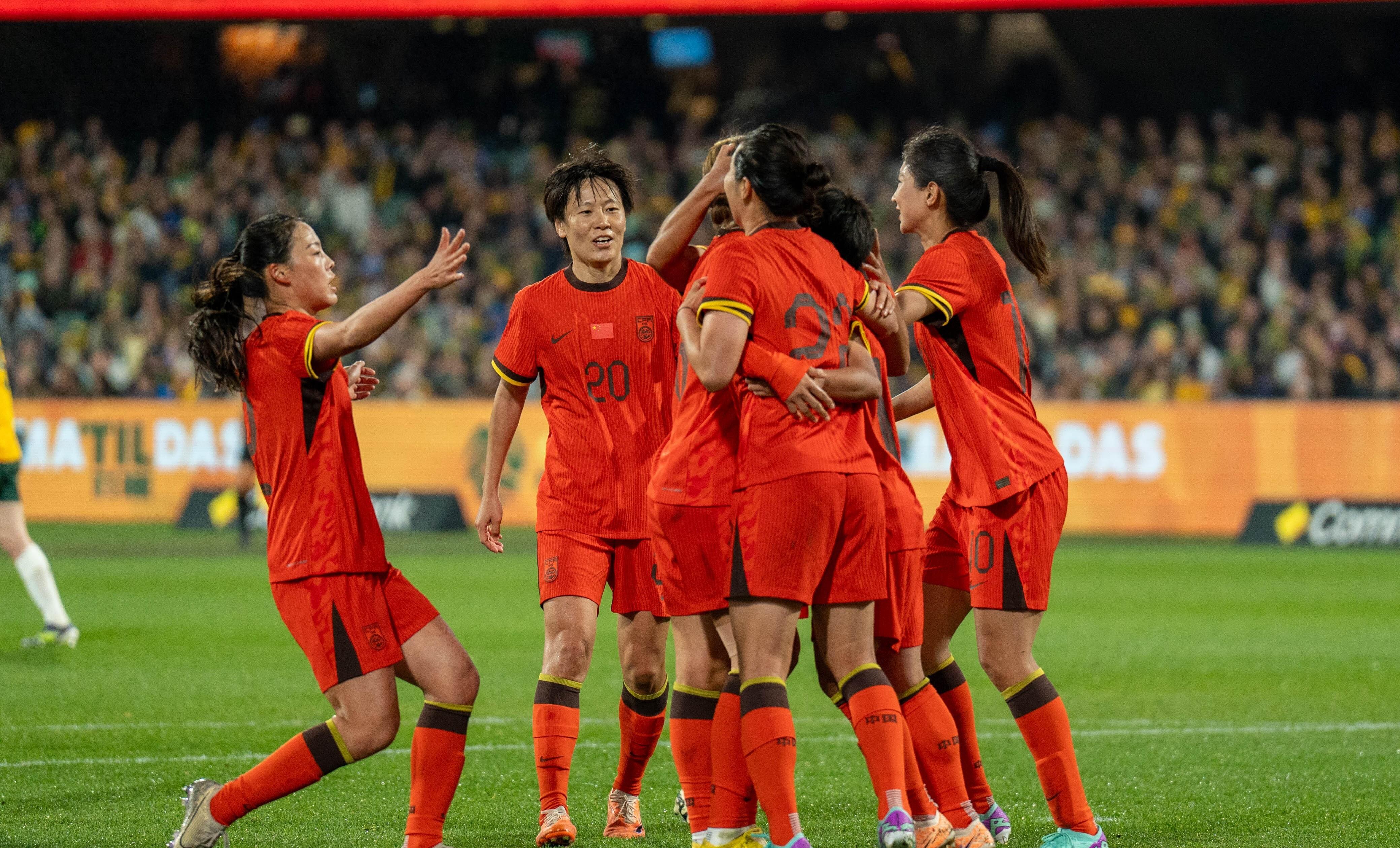 奋勇突围:女足新秀登顶联赛巅峰 奋勇突围:女足新秀登顶联赛巅峰