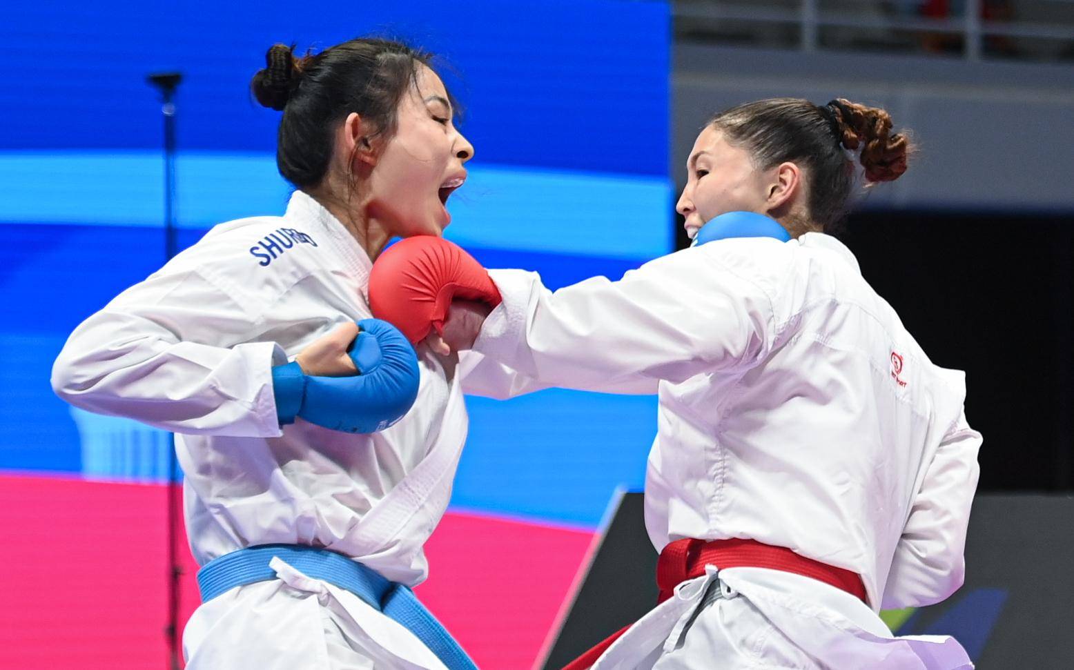 塞尔维亚选手在空手道比赛中脱颖而出