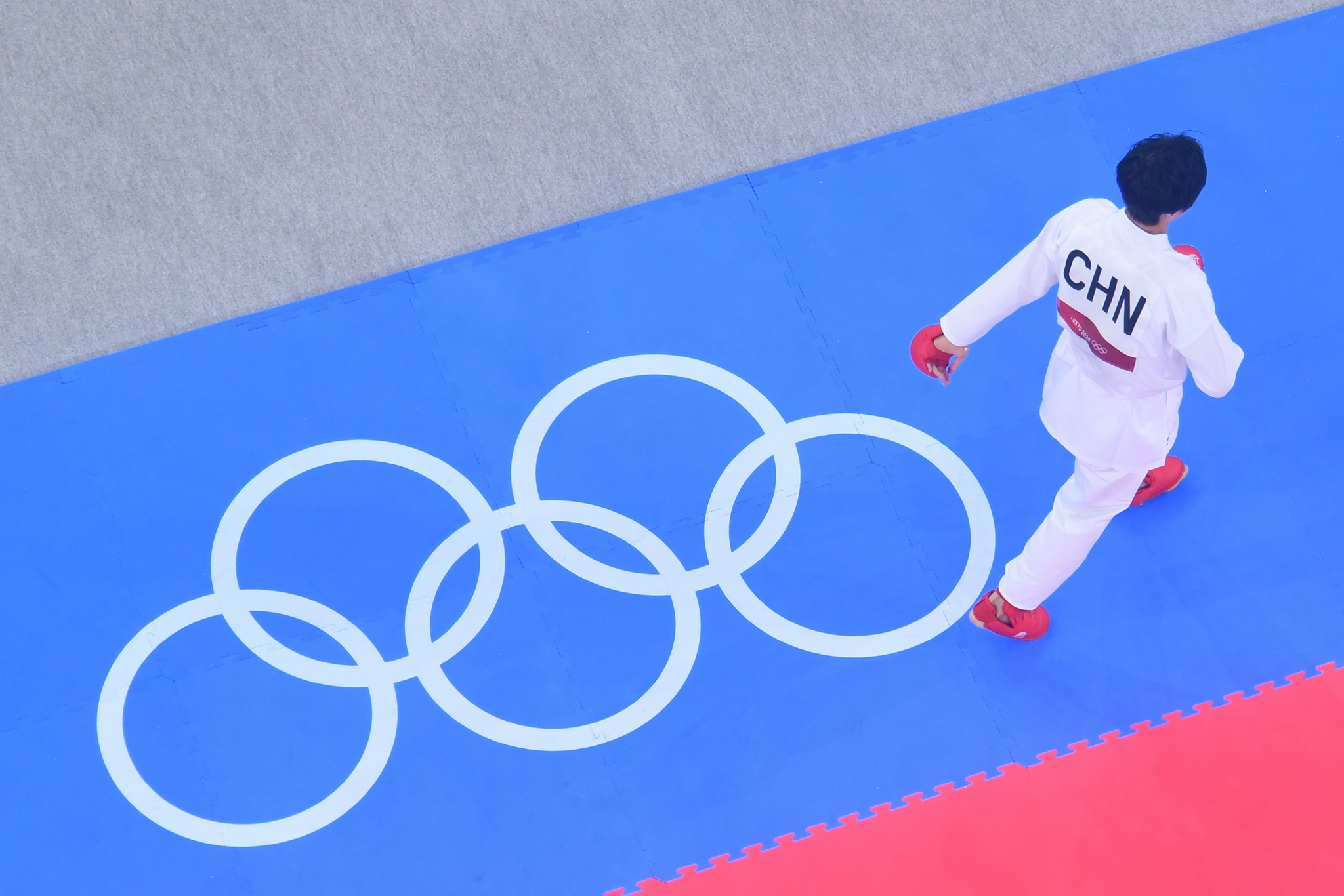 塞尔维亚选手在空手道比赛中脱颖而出