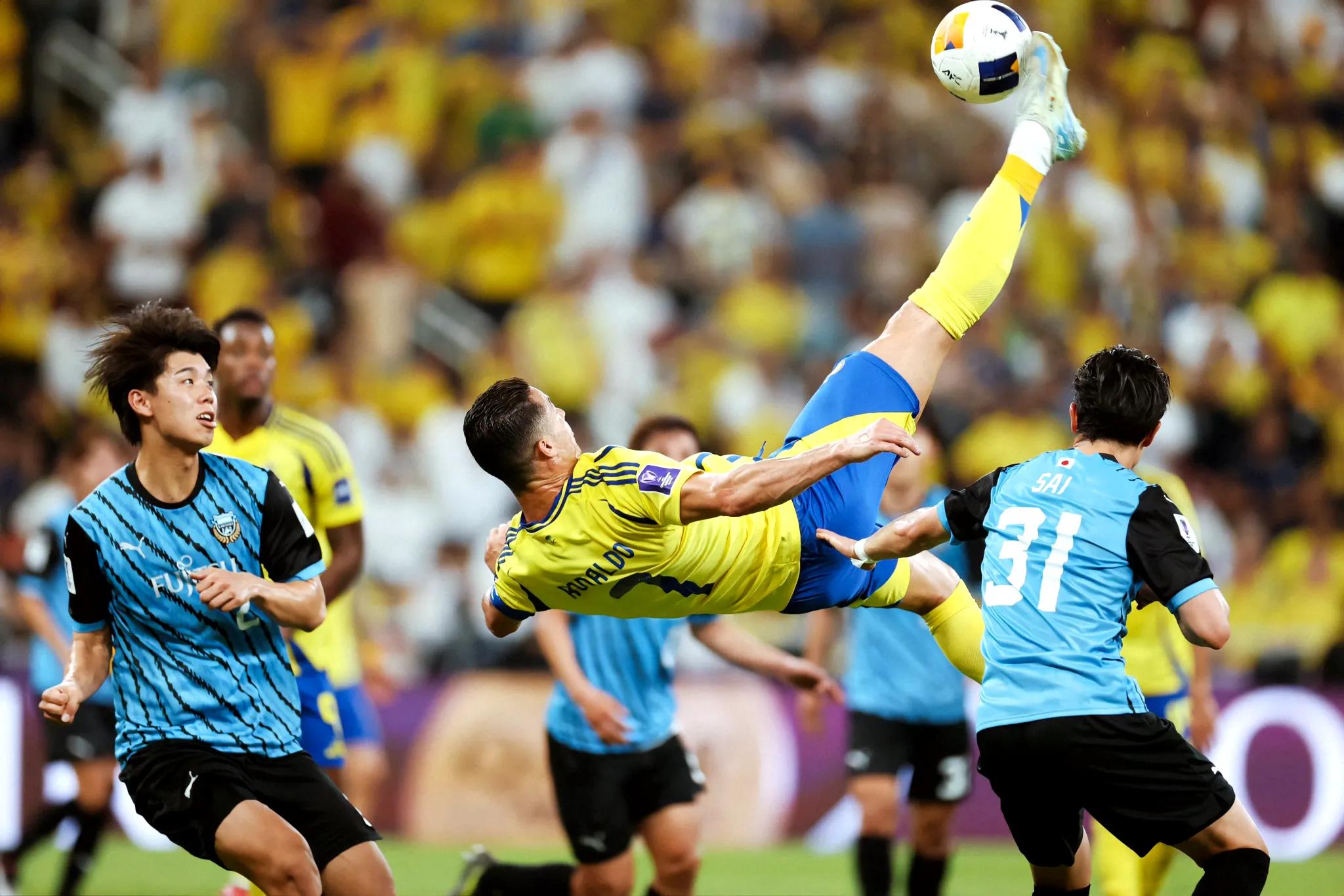 中西方球队实力对决，足球比赛赛场上擦出火花