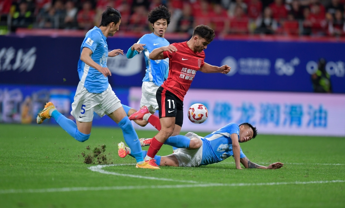 中西方球队实力对决，足球比赛赛场上擦出火花