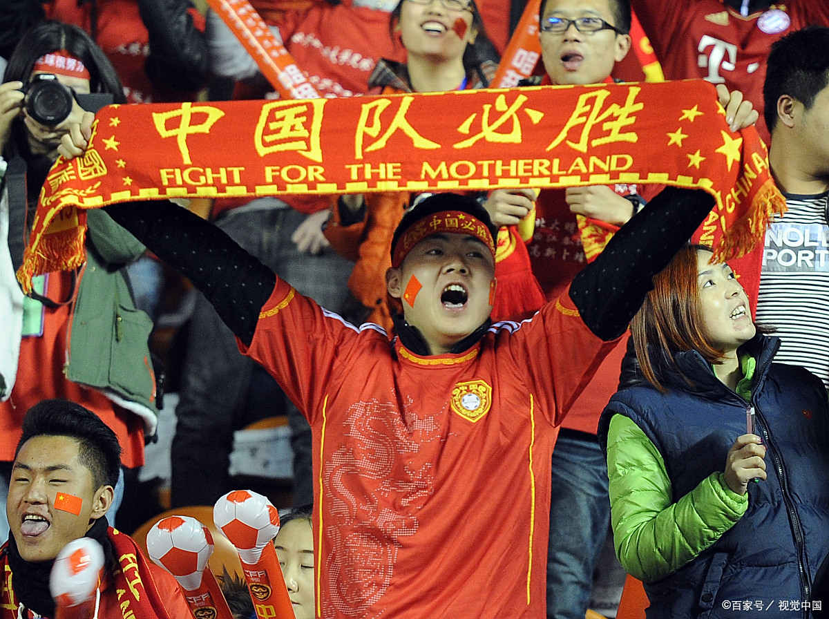 比赛场上掀起风云，球迷热情高涨加油助威
