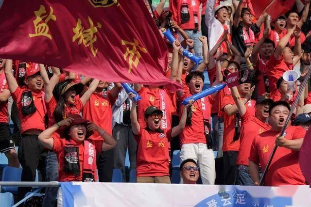 比赛场上掀起风云，球迷热情高涨加油助威
