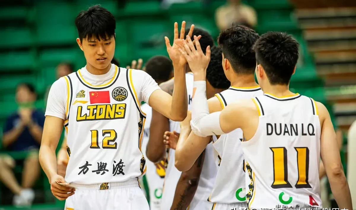 比赛中球队连续遭遇对手反击，陷入困境